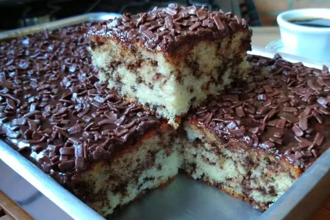 Bolo formigueiro: massa úmida e cheia de pontinhos de chocol