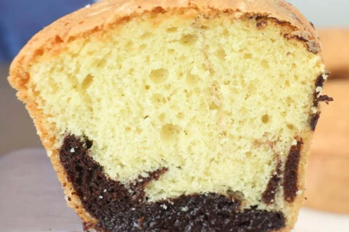 Bolo frapê fofinho que já sai recheado do forno, fácil, rápi