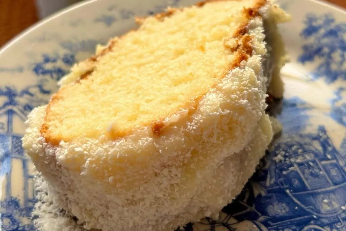 Bolo gelado com creme de coco simples e delicioso que todo m