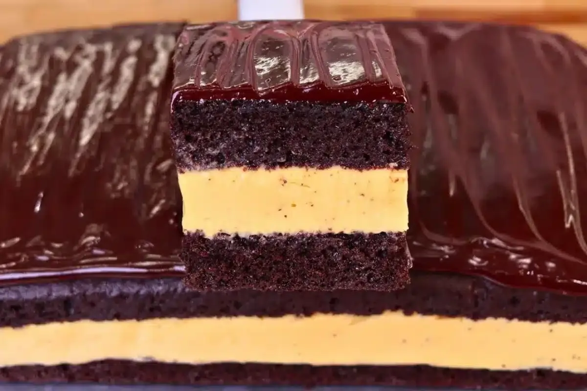 Bolo gelado com recheio e cobertura muito fácil de fazer: é