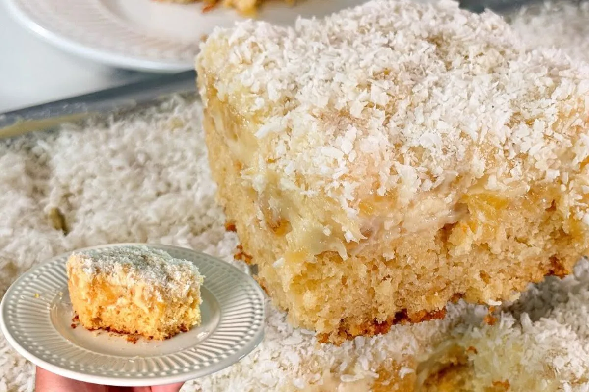 Bolo gelado de abacaxi molhadinho e fácil que vai bem em qua