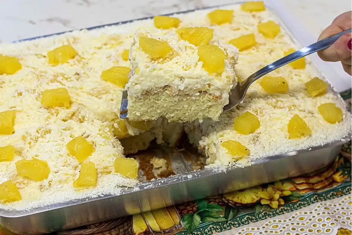 Bolo gelado de abacaxi tão gostoso e molhadinho que fica óti