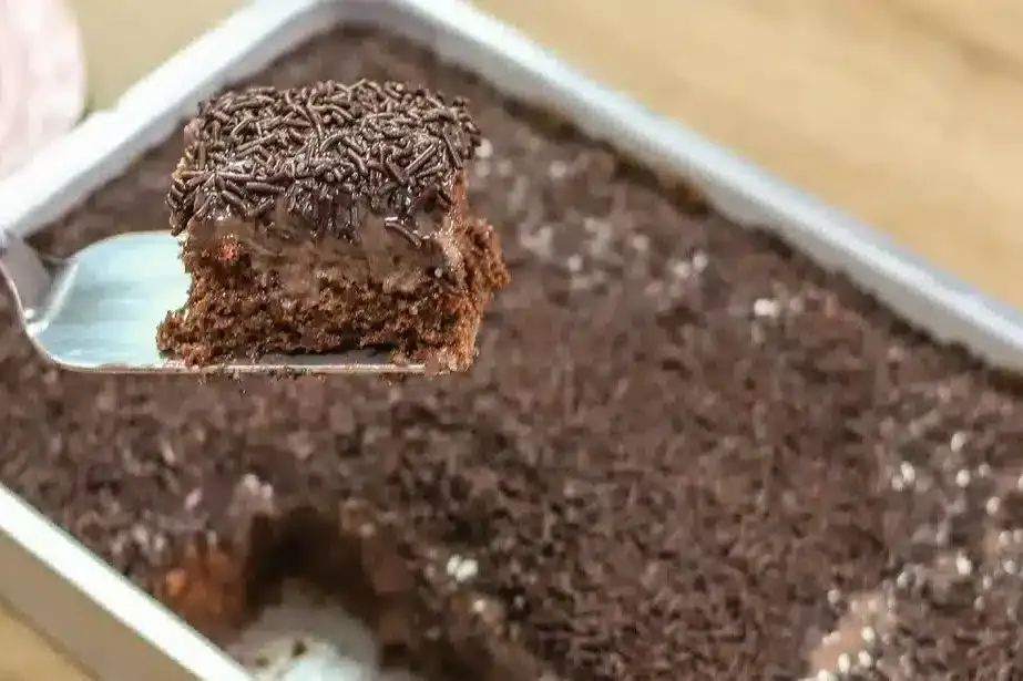 Bolo gelado de chocolate com cobertura: muito macio e molhad