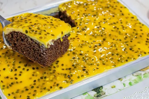 Bolo gelado de chocolate com mousse de maracujá, super molha