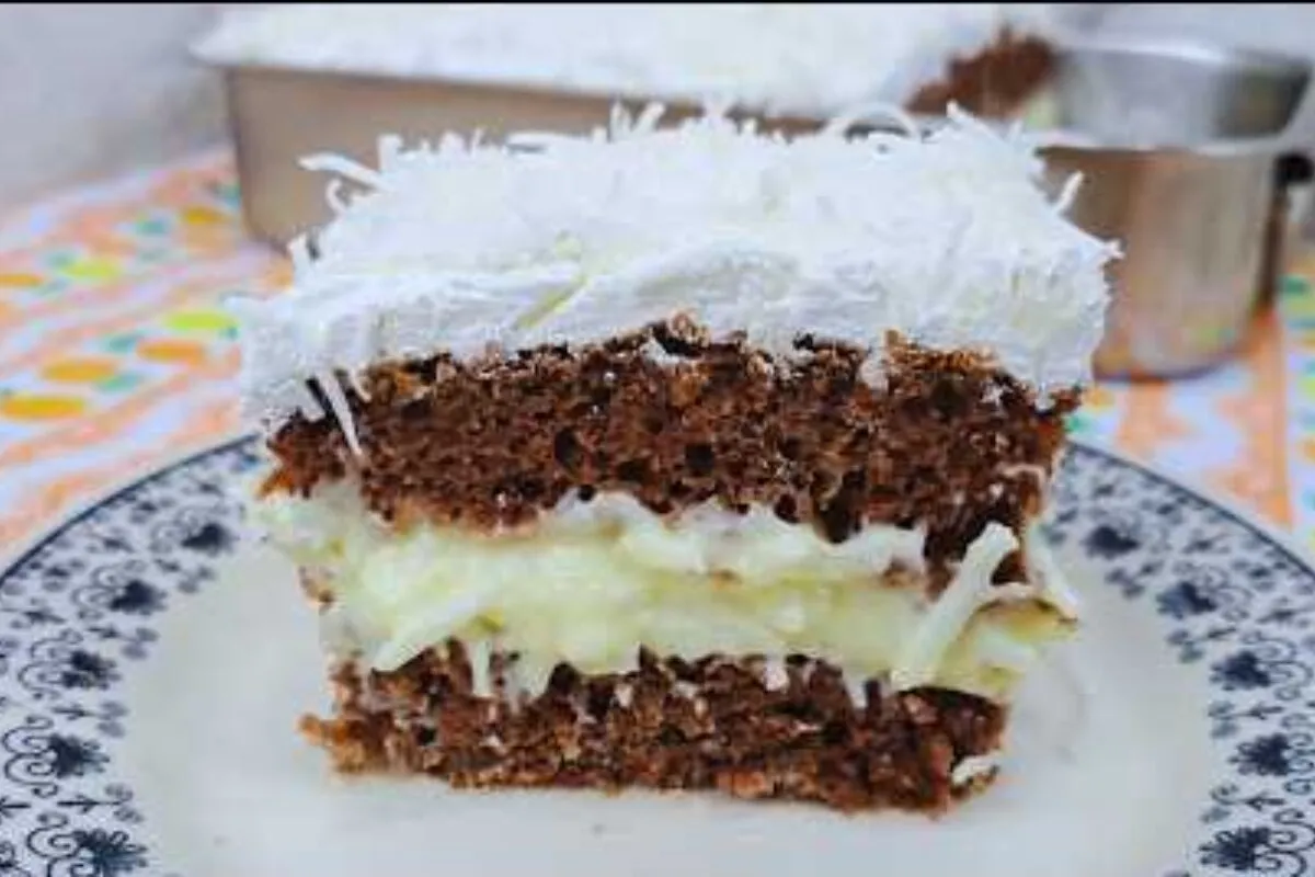 Bolo gelado de coco bem molhadinho e embrulhado no papel alu