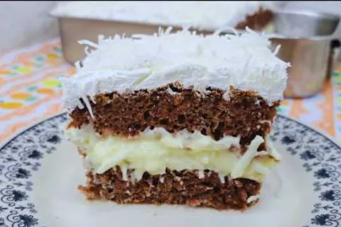 Bolo gelado de coco bem molhadinho e embrulhado no papel alu