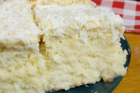 Bolo gelado de coco molhadinho estilo toalha felpuda, o clás