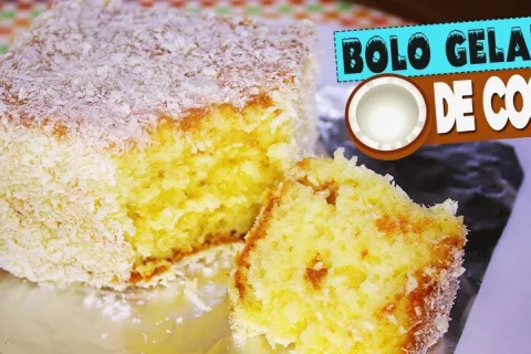 Bolo gelado de coco molhadinho que desmancha na boca e tem u