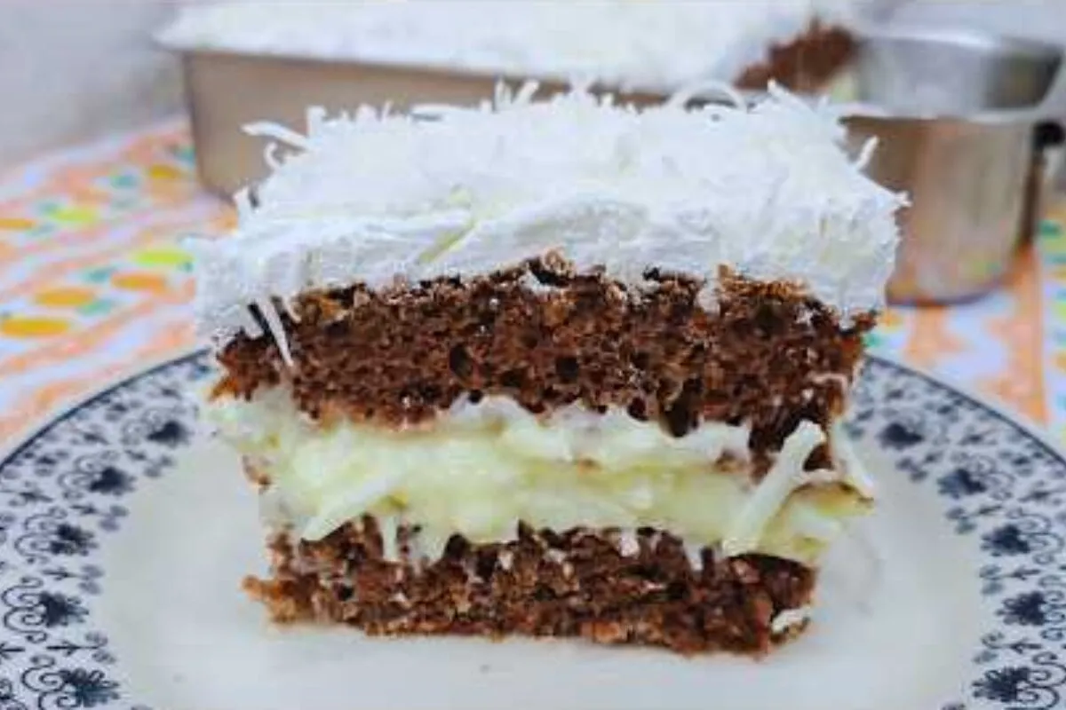 Bolo gelado de coco recheado que é impossível comer apenas u