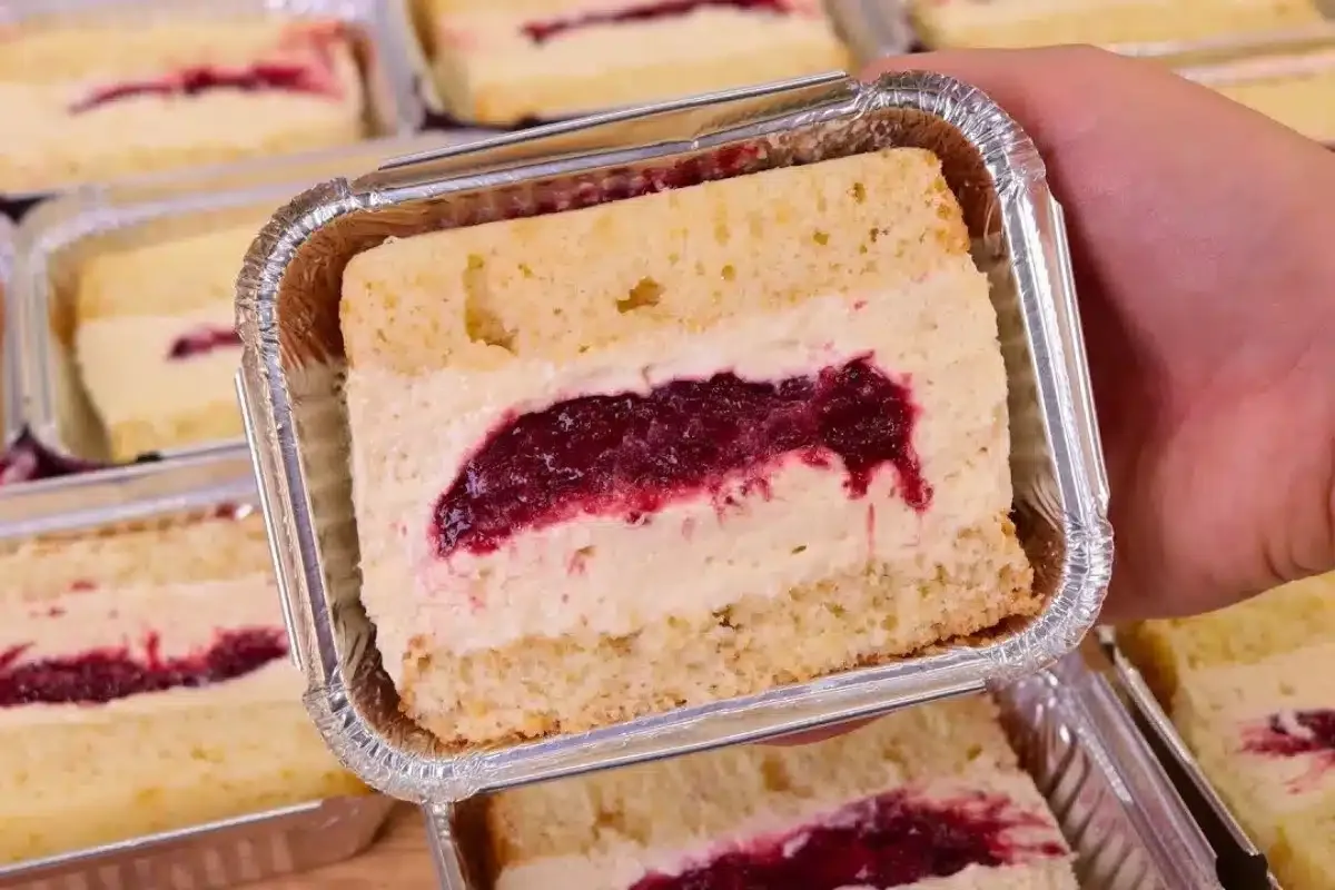 Bolo gelado de leite ninho como esse você nunca comeu: veja