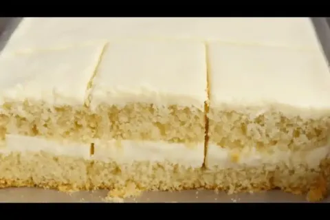 Bolo gelado de leite Ninho molhadinho e coberto com um creme