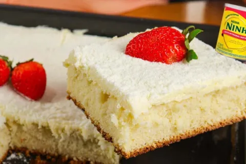 Bolo gelado de leite Ninho molhadinho e delicioso com cobert
