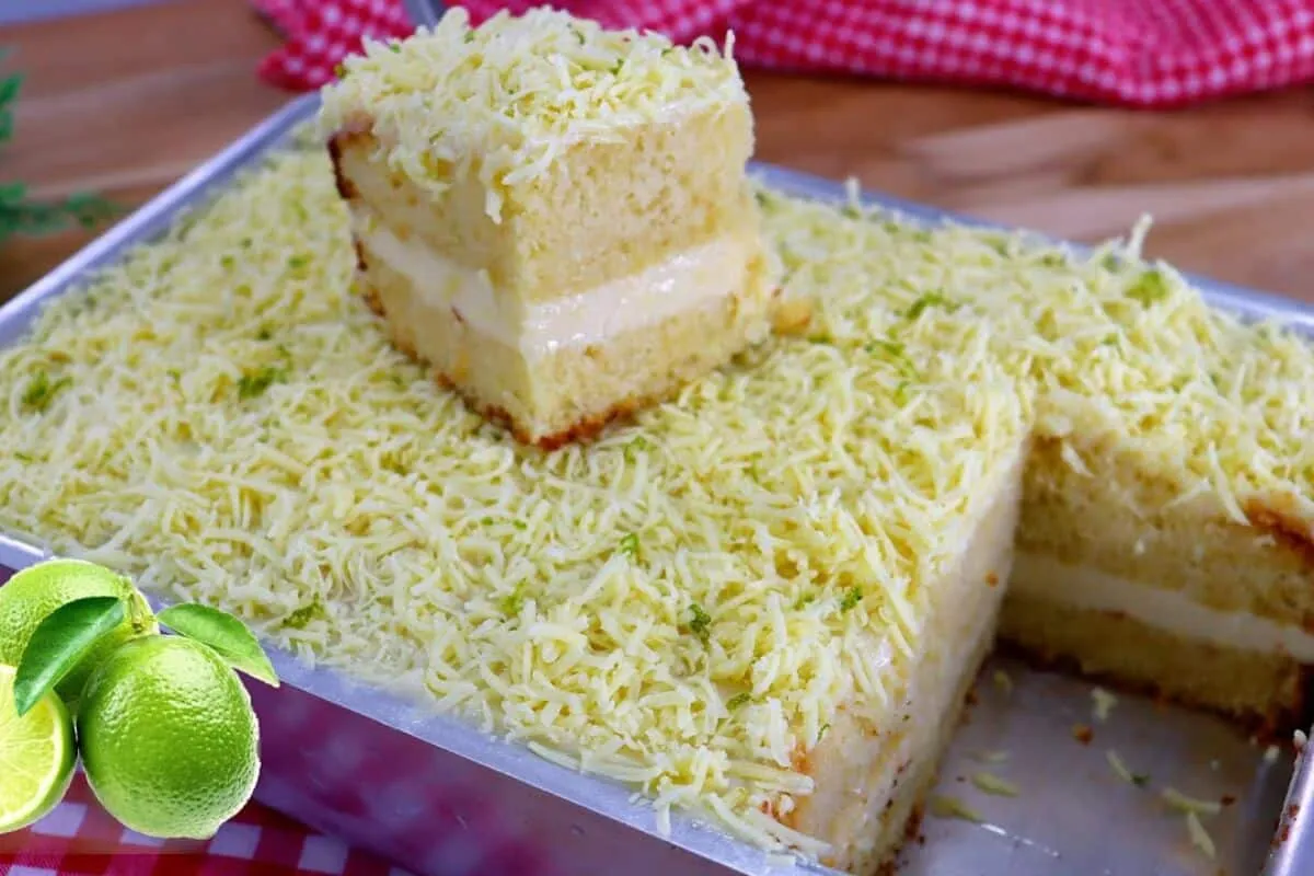 Bolo gelado de limão com sabor refrescante, cobertura delici