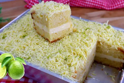 Bolo gelado de limão com sabor refrescante, cobertura delici