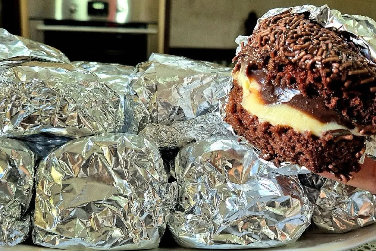 Bolo gelado de Ninho com chocolate bem molhadinho e super re