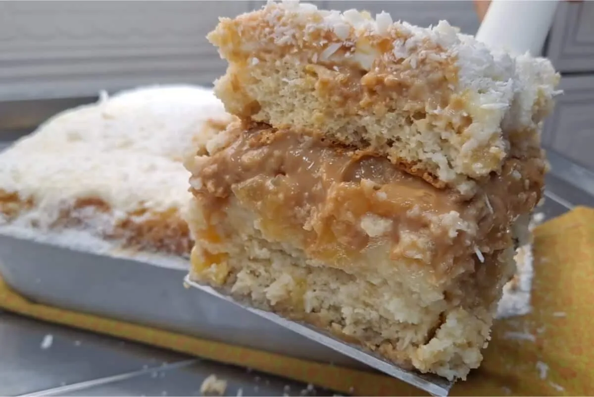 Bolo gelado recheado com creme de coco, doce de leite e abac