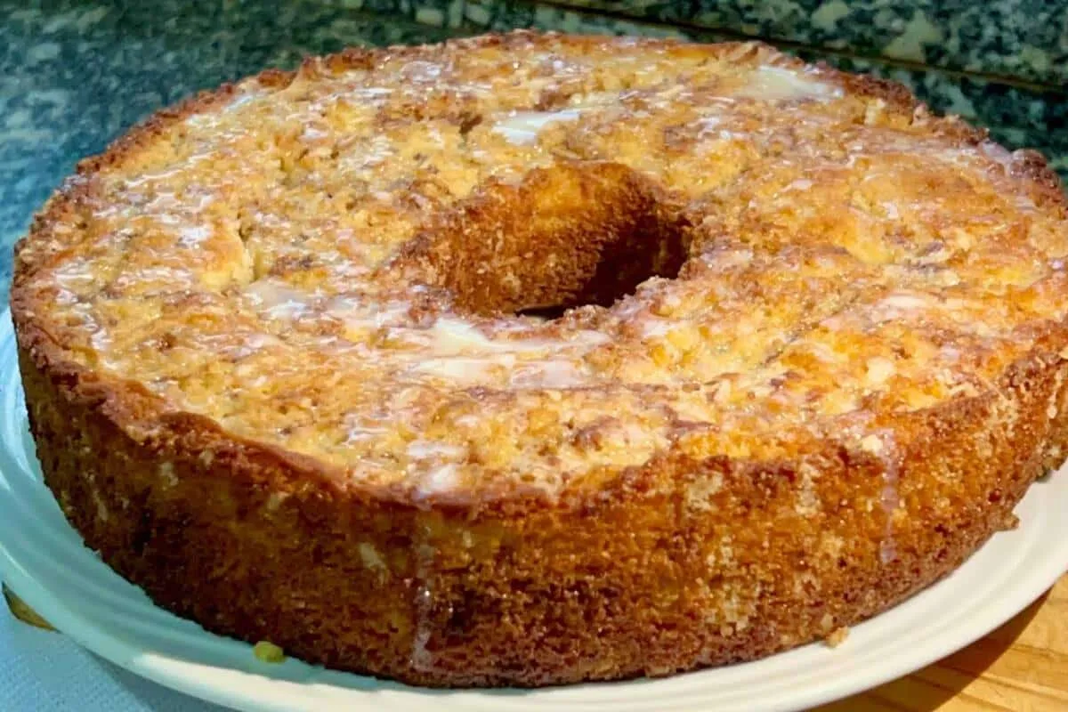 Bolo grande fácil de fazer: desmancha na boca e serve a famí