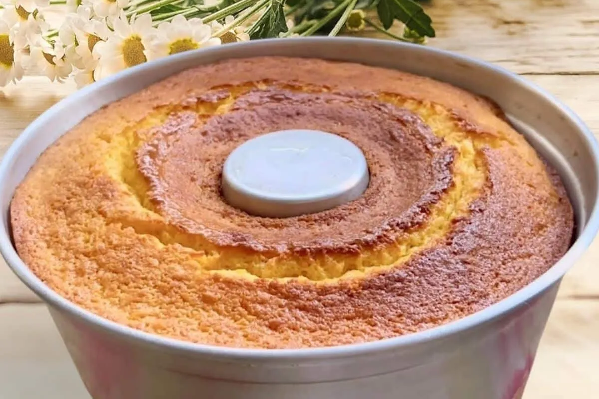 Bolo grande sem trigo feito com poucos ingredientes para o c