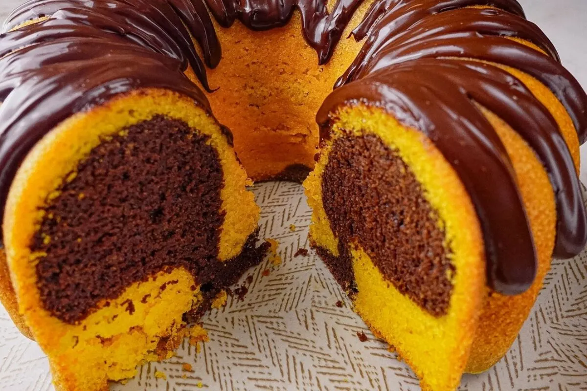 Bolo marmorizado de cenoura com chocolate: lindo, fofinho e