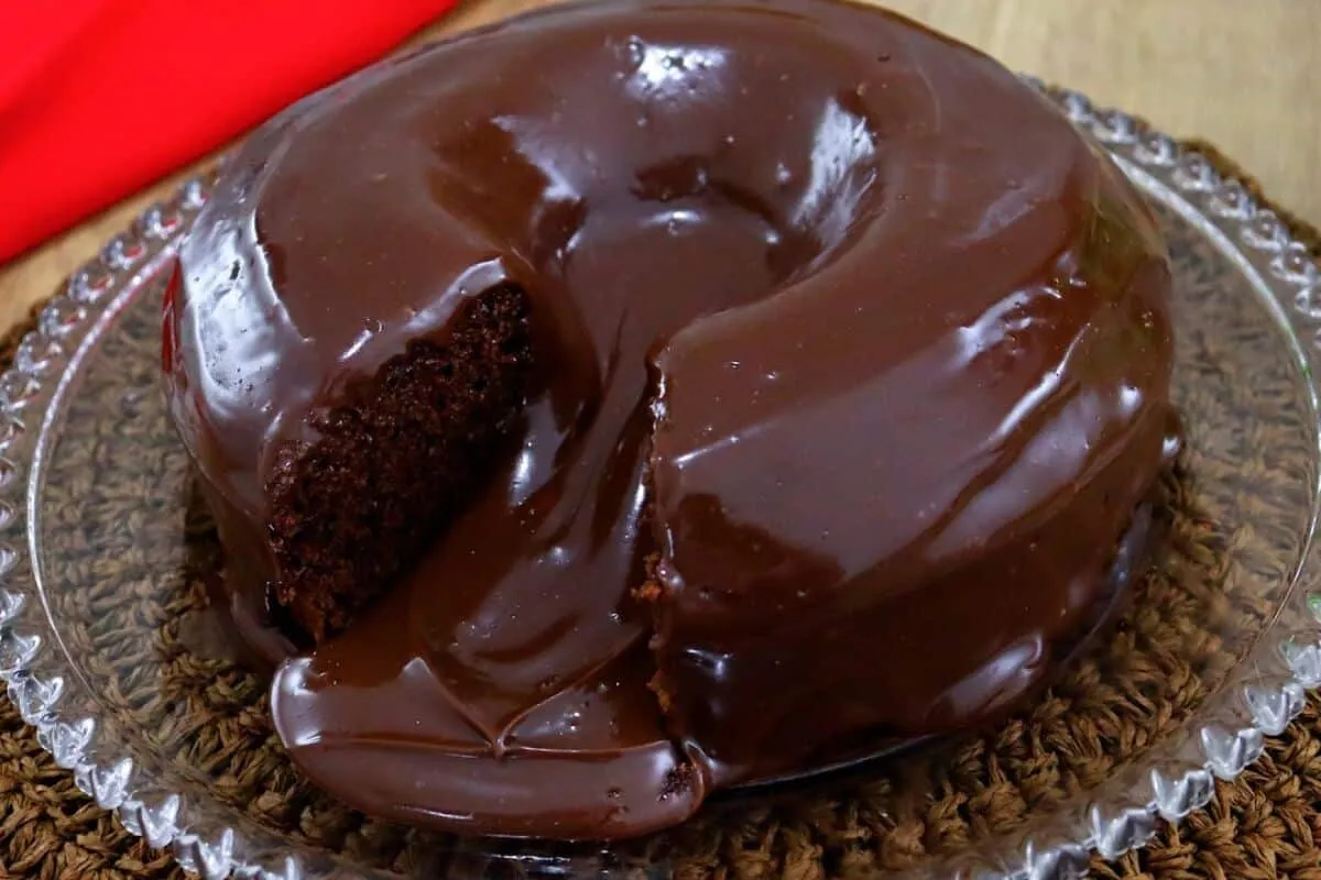 Bolo Matilda de chocolate estilo vulcão com uma explosão de