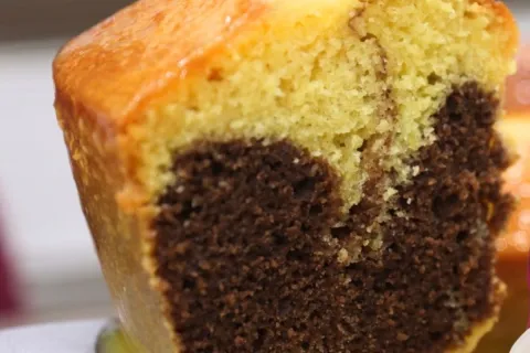 Bolo mesclado de maracujá com chocolate que fica fofinho e t