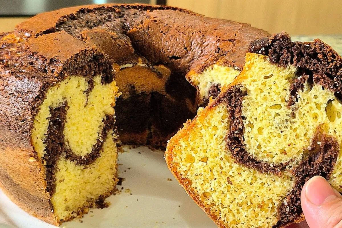 Bolo mesclado fofinho 2 em 1 e faz par perfeito com uma xíca