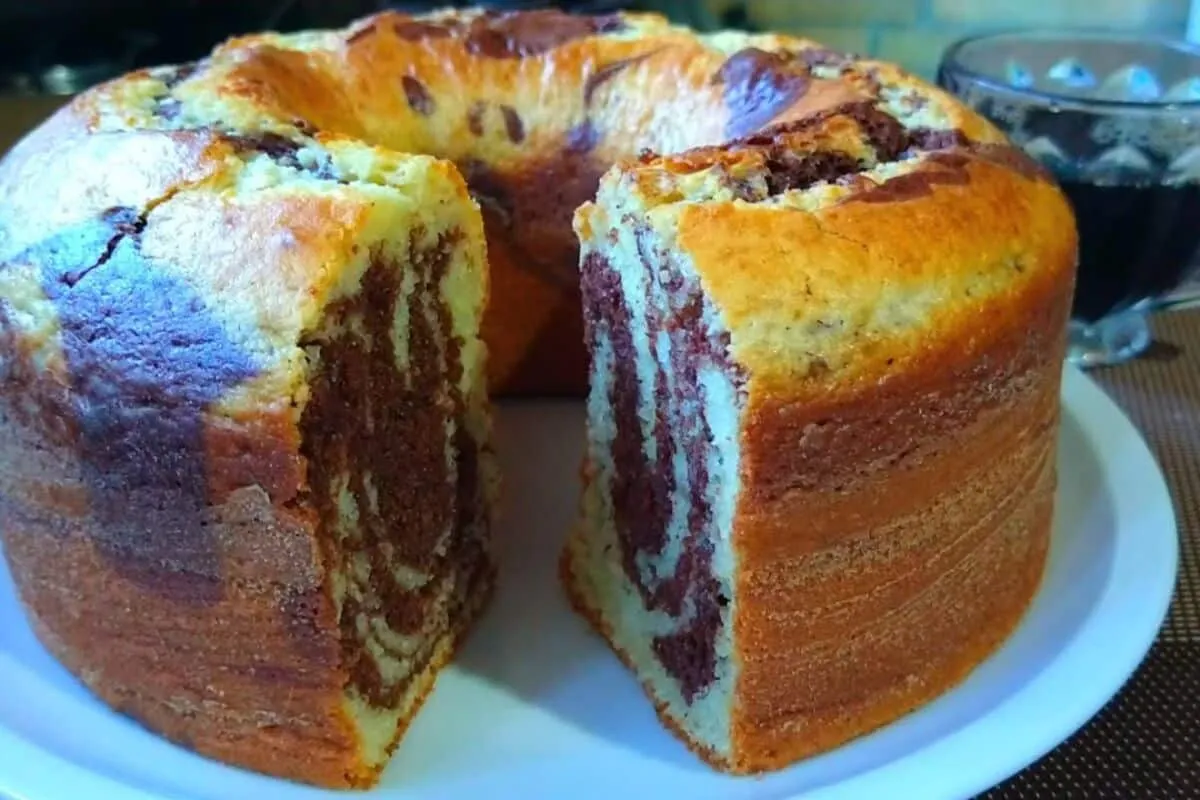 Bolo mesclado fofinho com massa de baunilha e chocolate, um