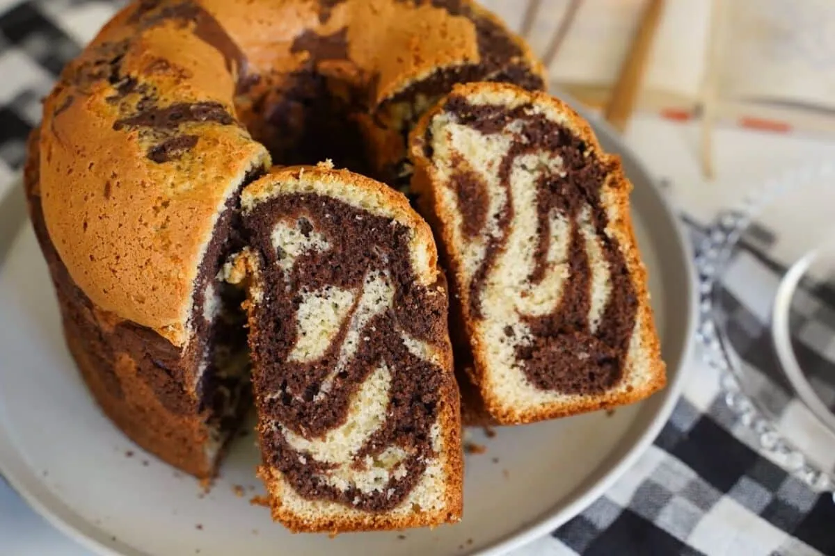 Bolo mesclado fofinho e macio perfeito para o café da tarde