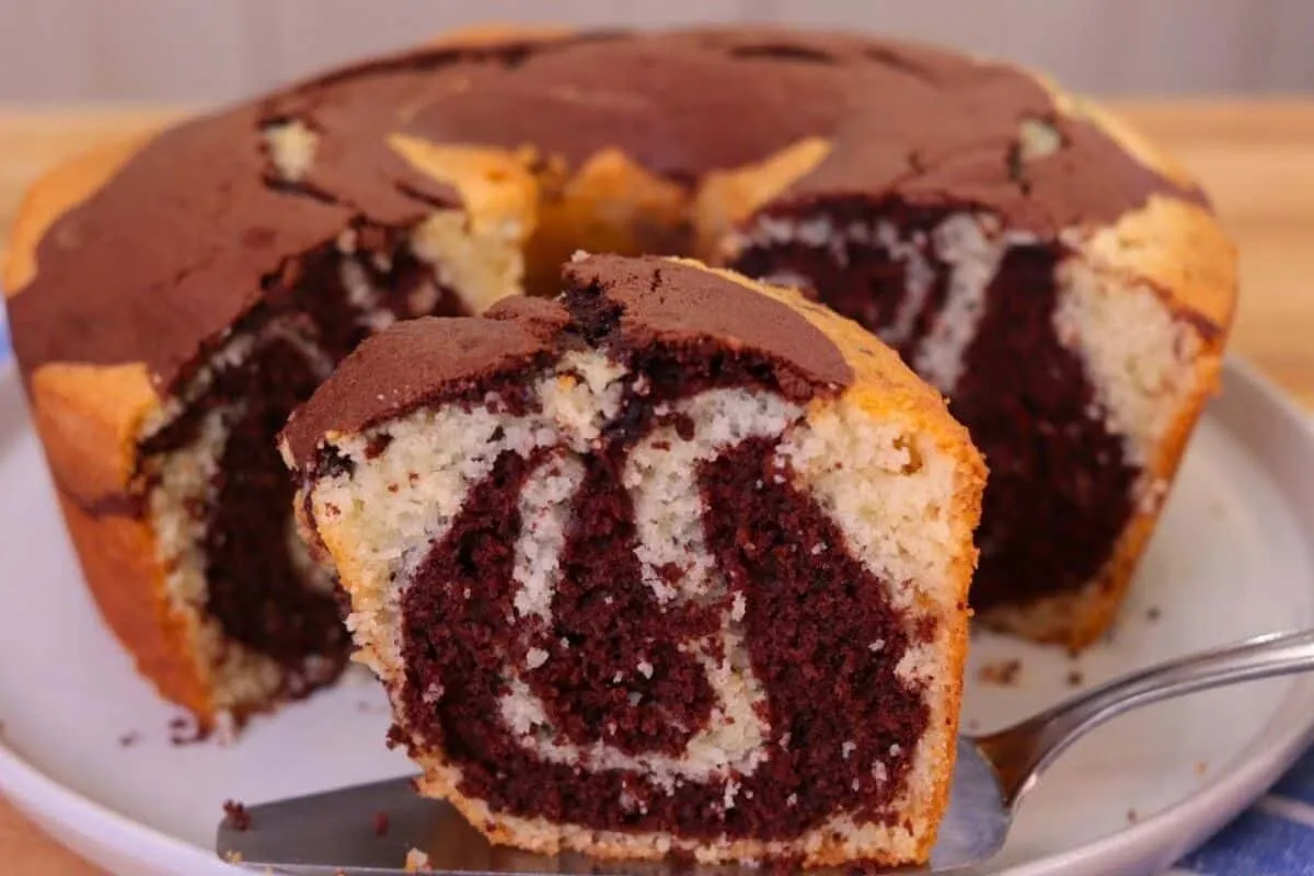 Bolo mesclado: fofinho, fácil e com aquele efeito mármore qu