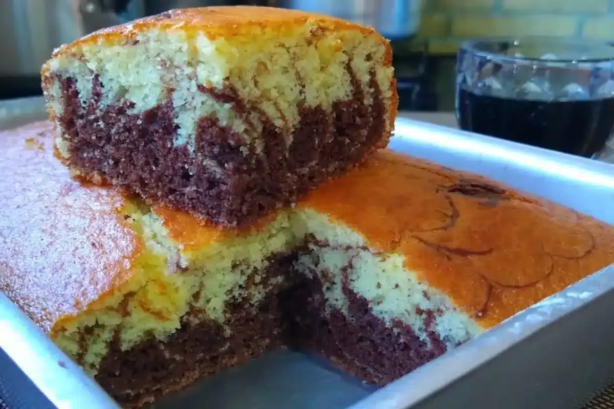 Bolo mesclado fofinho misturando massa de chocolate e baunil