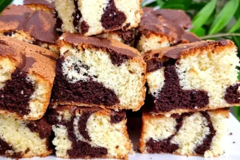 Bolo mesclado fofinho que não sobra nenhum pedaço da hora do