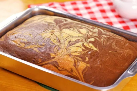 Bolo mesclado fofinho, úmido e irresistível que cresce demai