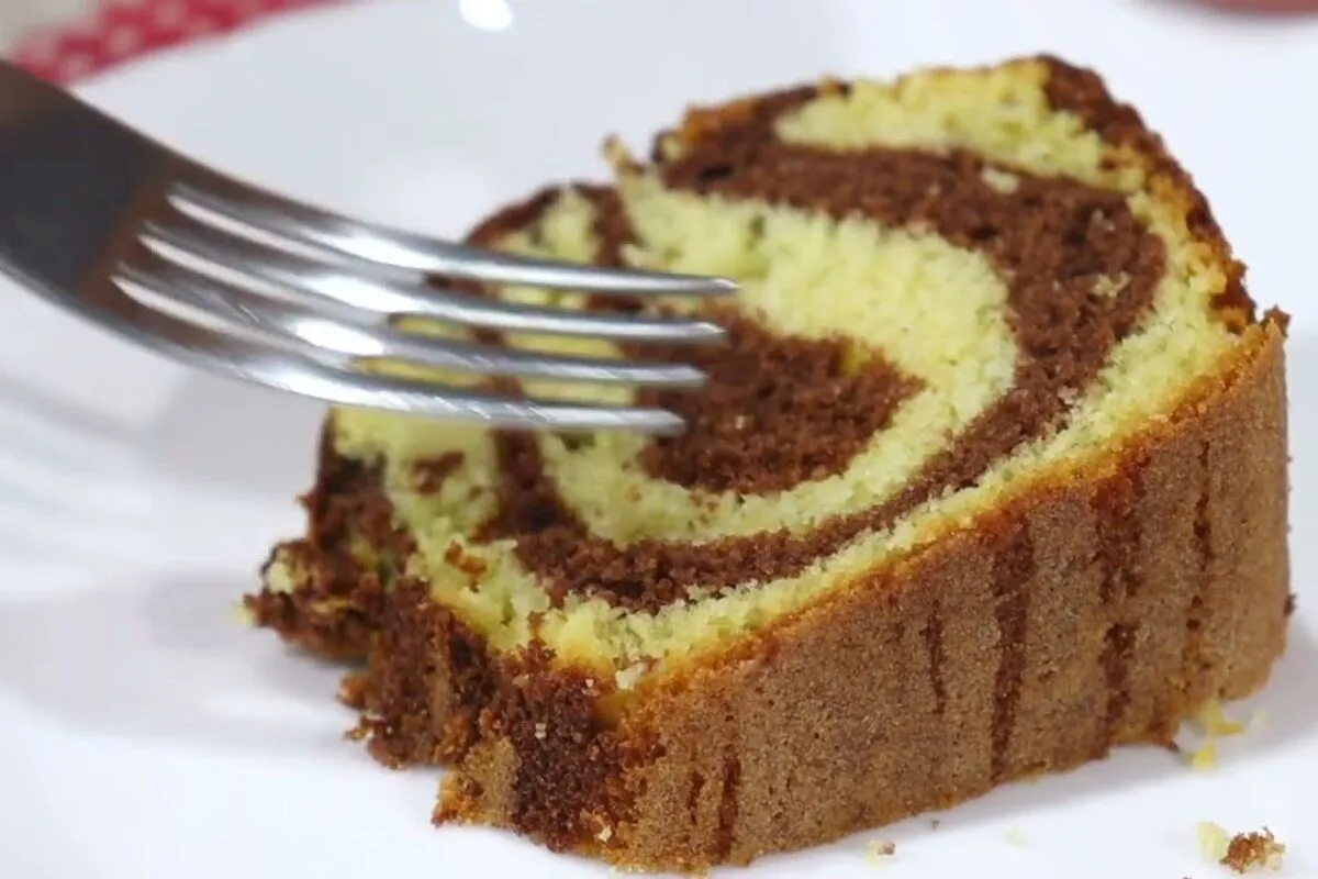 Bolo mesclado simples e fofinho, receita rápida para seu caf