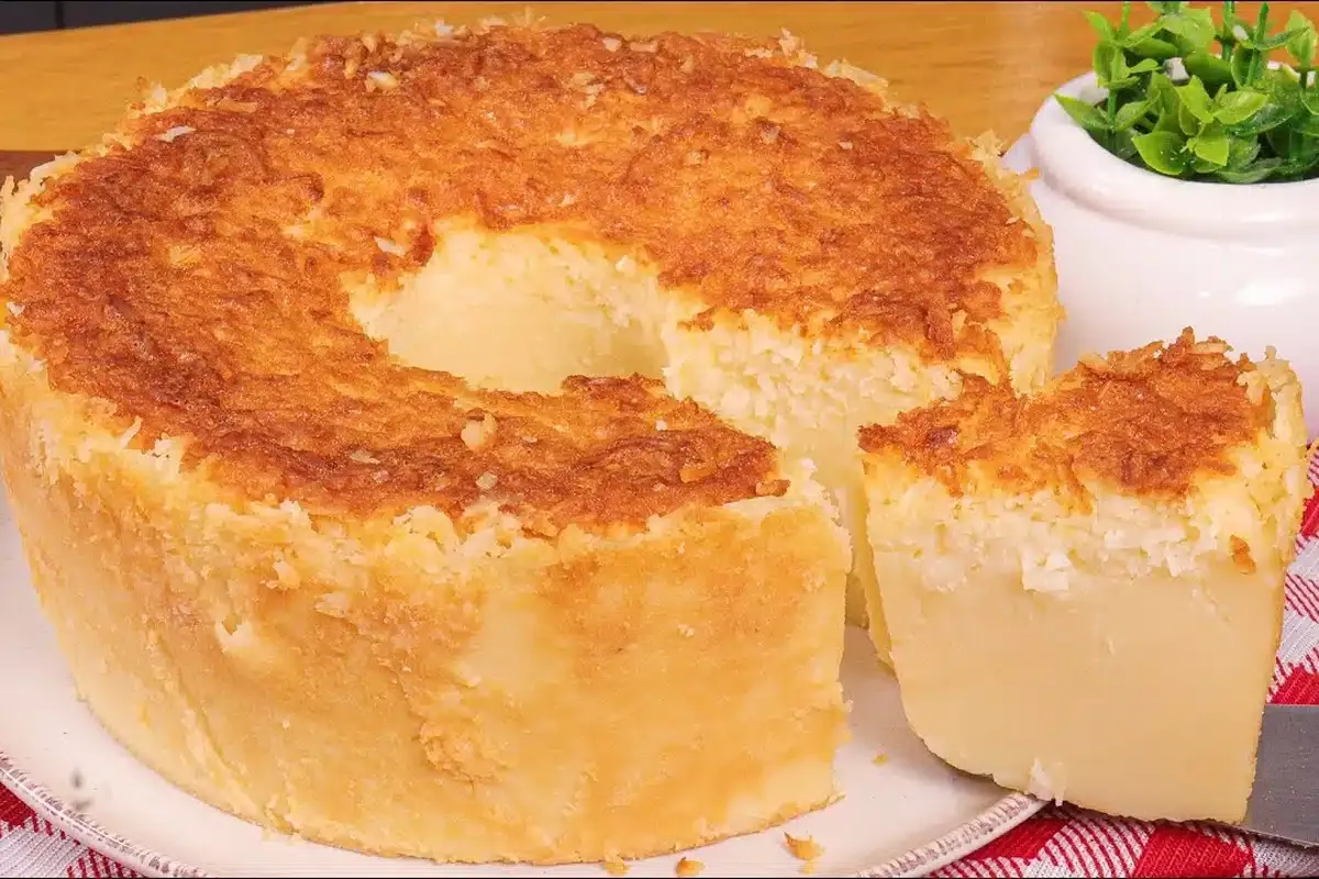 Bolo moça de coco tão cremoso que parece sobremesa