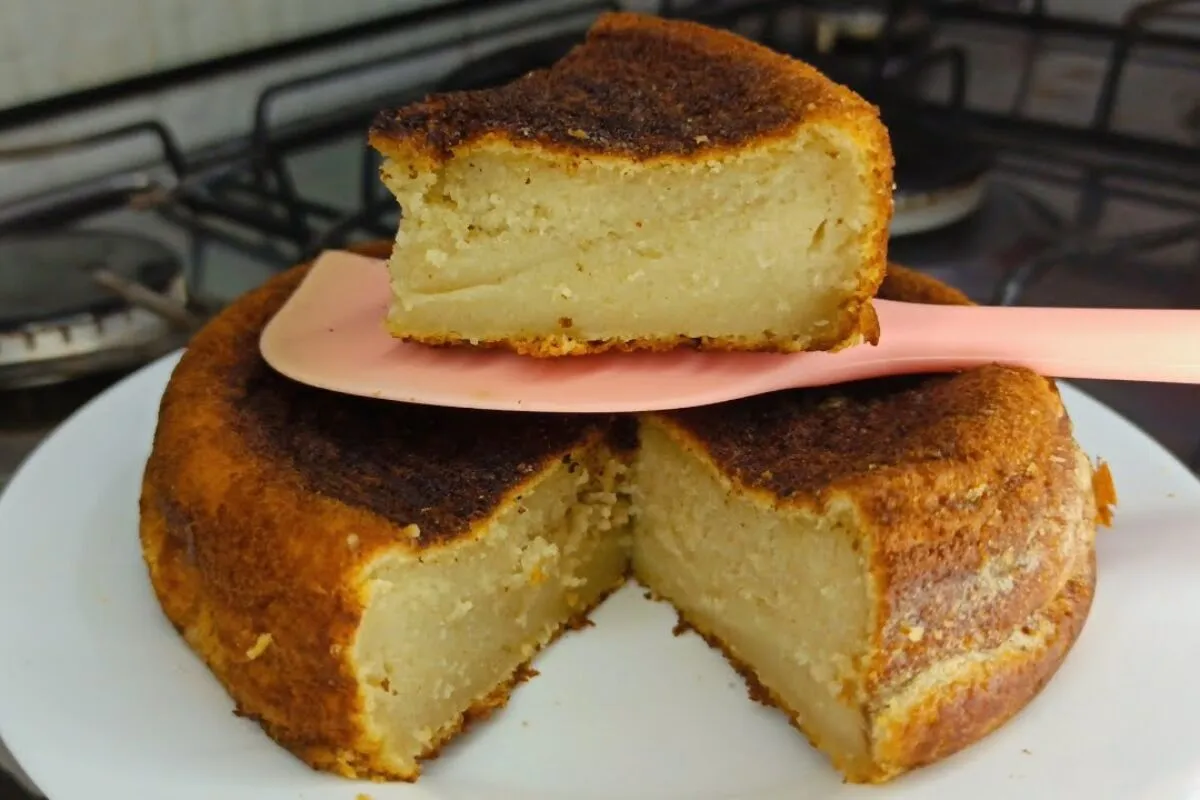 Bolo mole de aveia de frigideira, feito com apenas 1 ovo que