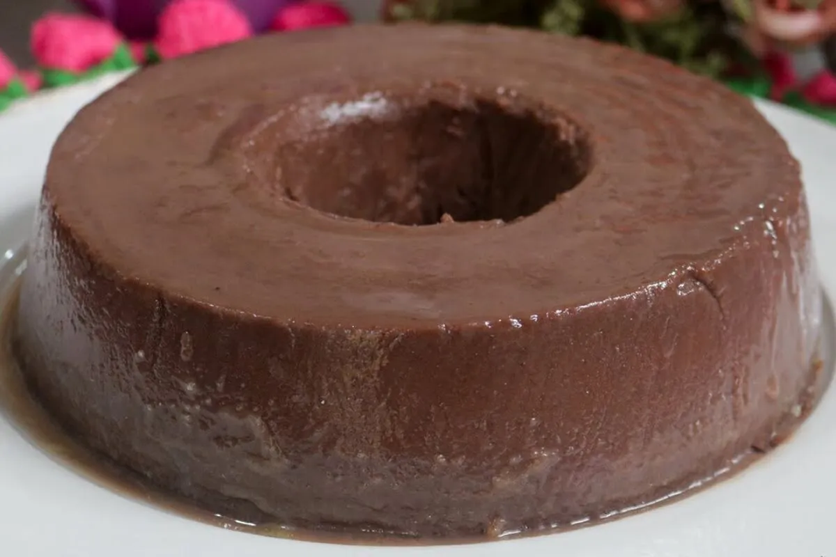 Bolo mole de chocolate com poucos ingredientes e sabor que c