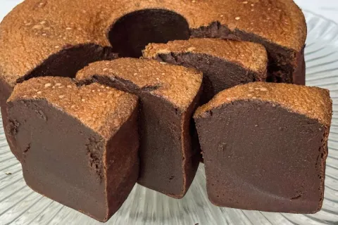 Bolo mole de chocolate com sabor intenso e cremosidade de pu