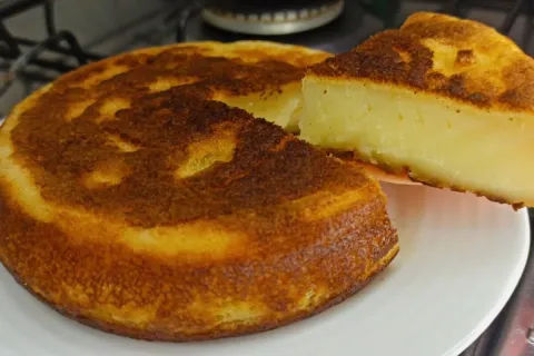 Bolo mole de maisena, uma delícia de frigideira com apenas u