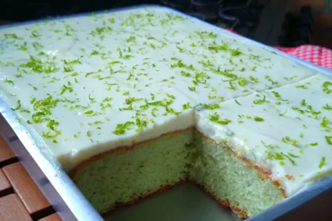 Bolo mousse de limão fofinho e refrescante, feito com pratic