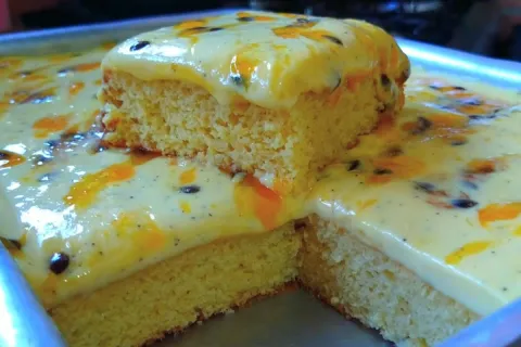 Bolo mousse de maracujá fofinho e com uma cobertura divina, 