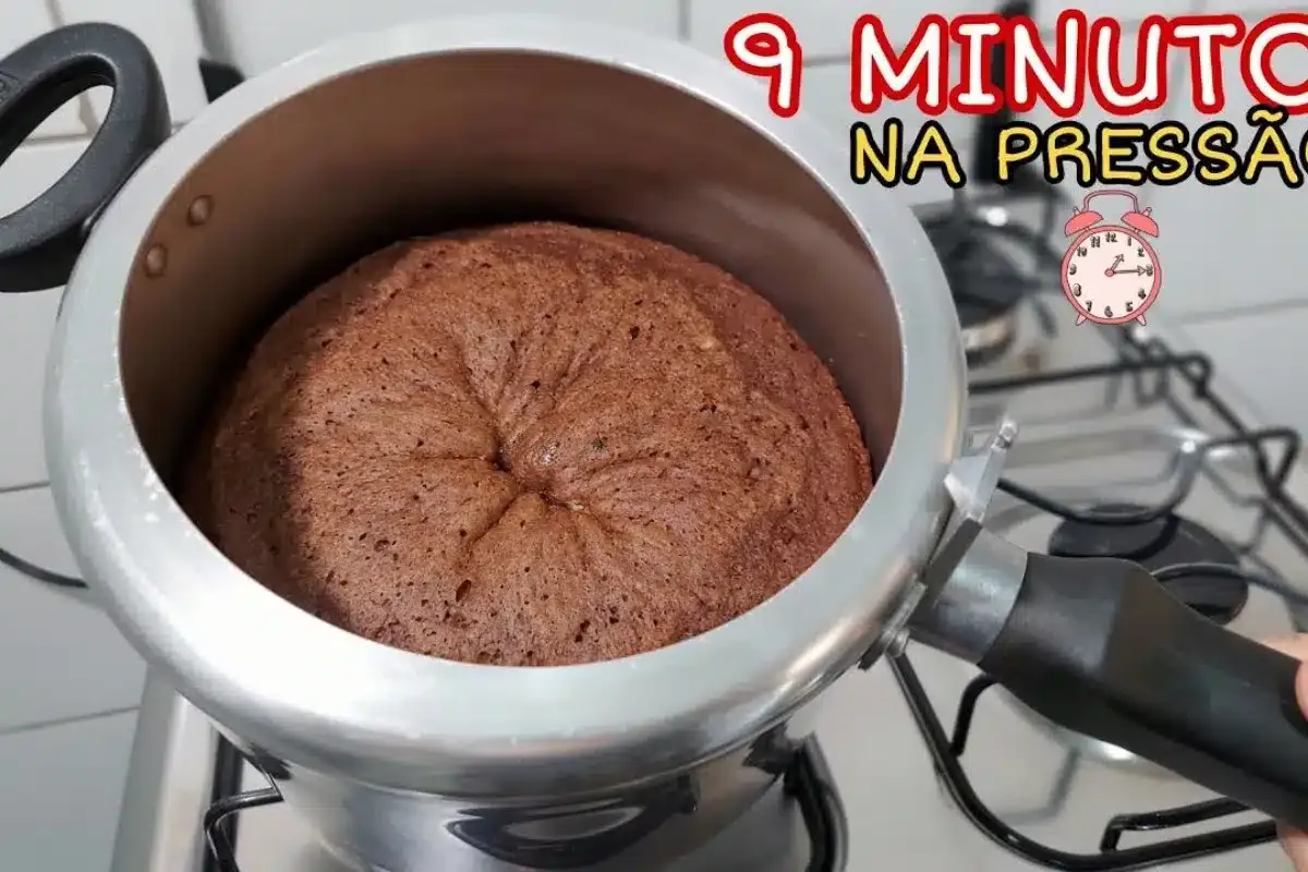 Bolo na panela de pressão: bem mais rápido e fácil que fazer