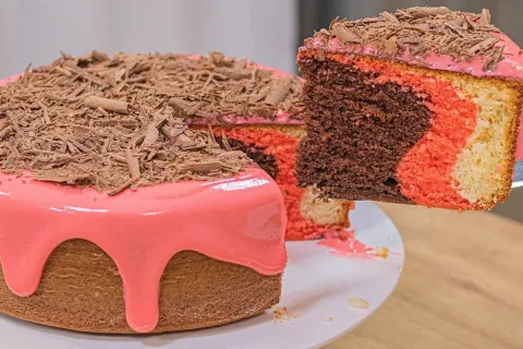 Bolo napolitano com cobertura de mousse de Tang que não vai 