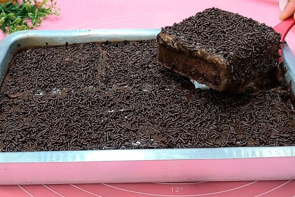 Bolo nega maluca fofinho e molhadinho com cobertura que esco