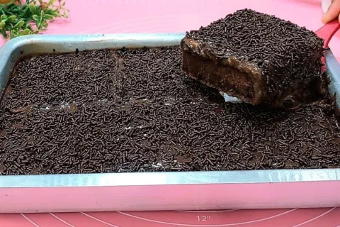 Bolo nega maluca fofinho e molhadinho com cobertura que esco