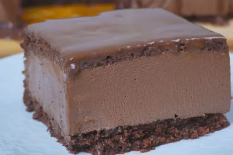 Bolo nuvem de chocolate fofinho e muito saboroso que derrete