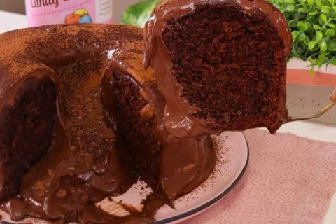 Bolo nuvem de chocolate que derrete na boca de tão macio e f