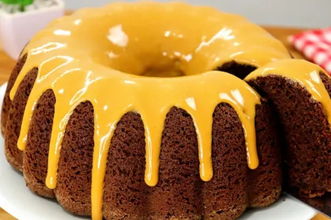 Bolo pão de mel com uma massa incrivelmente úmida e cheia de