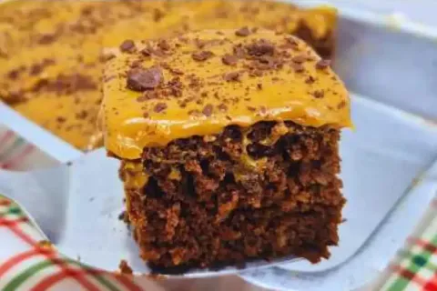 Bolo pão de mel fácil de fazer, fofinho e com cobertura de d