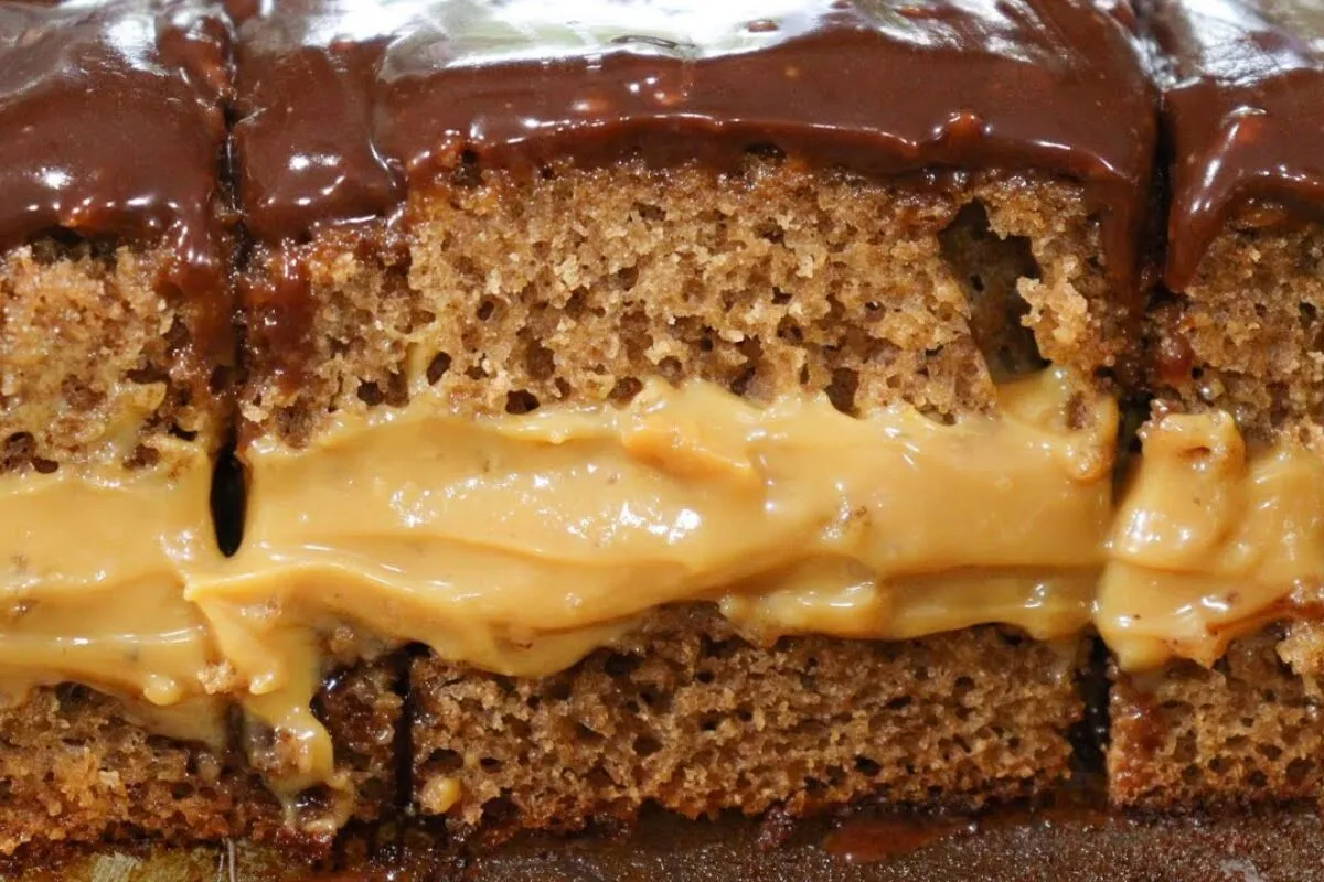 Bolo pão de mel recheado com doce de leite irresistível e su