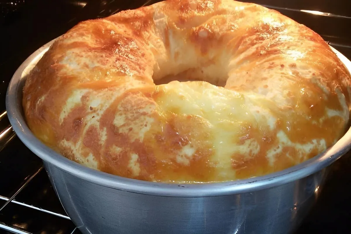 Bolo pão de queijo com recheio de mussarela que é só bater n